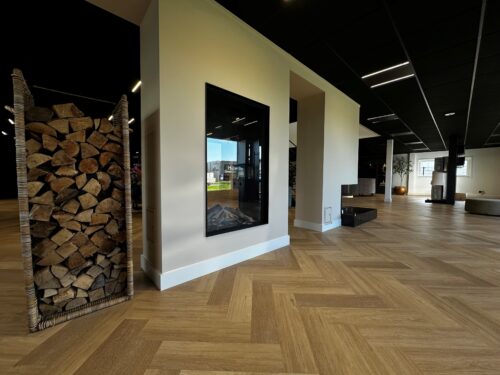Nieuwe showroom met haard en vloerafwerking