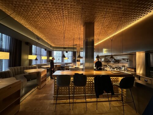 Restaurant 212 interieur met open keuken